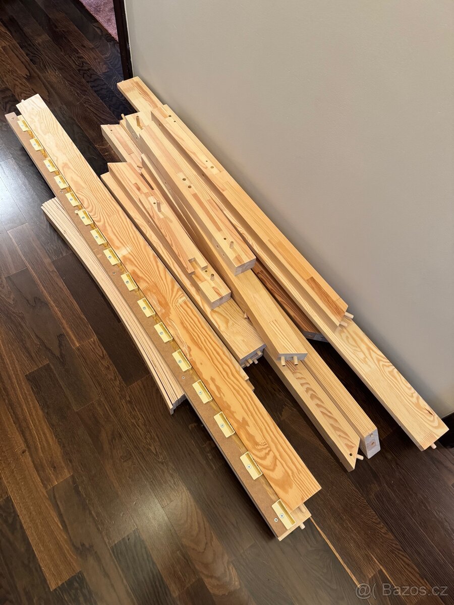 Domečková postel s roštem a zábranou - 6