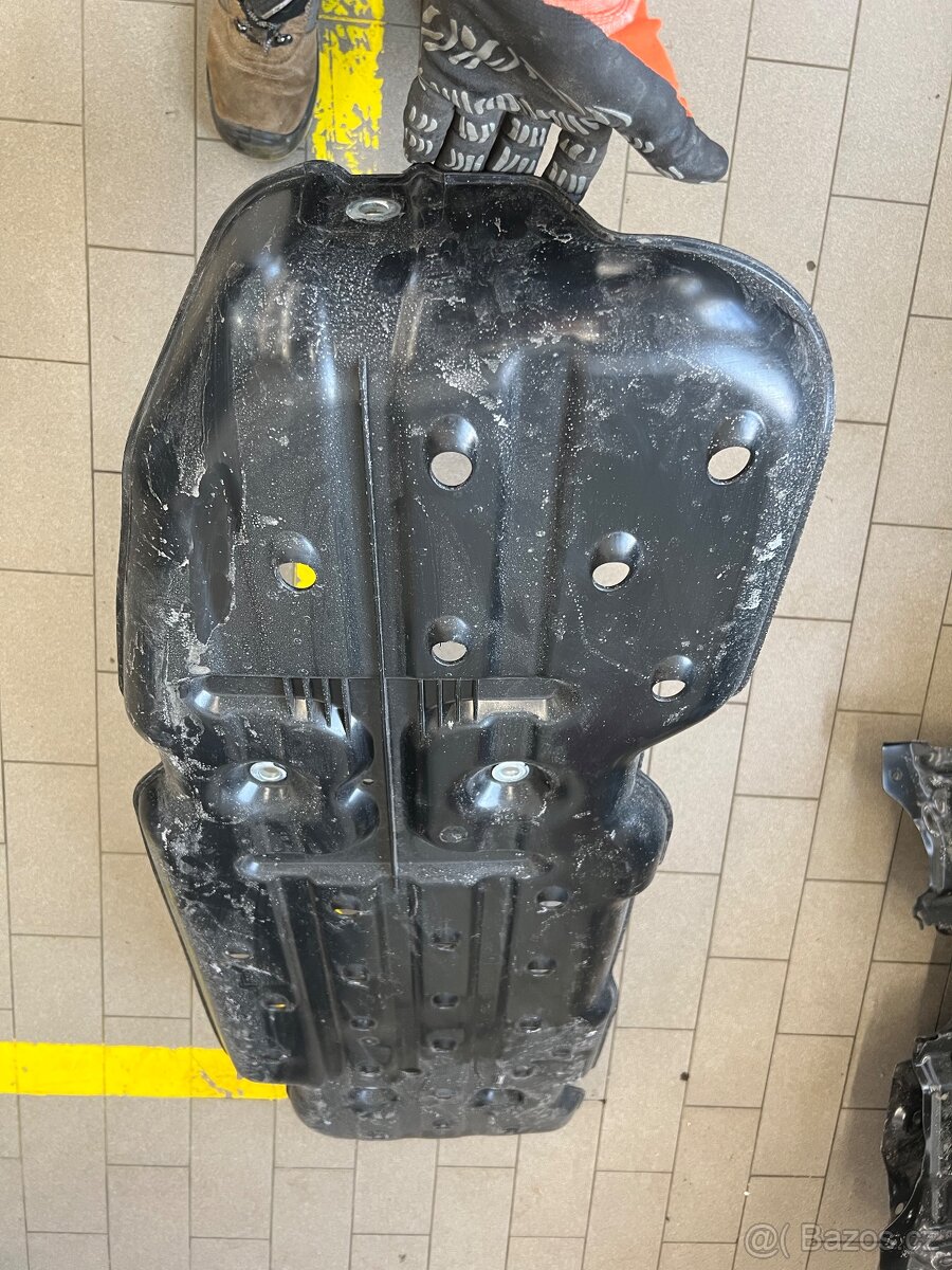 Toyota Hilux - krycí plechy - 6