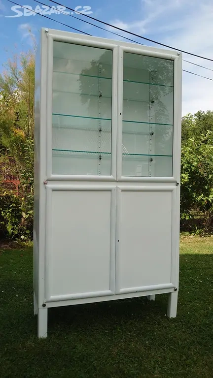 Lékařská kovová prosklená vitrína - 6