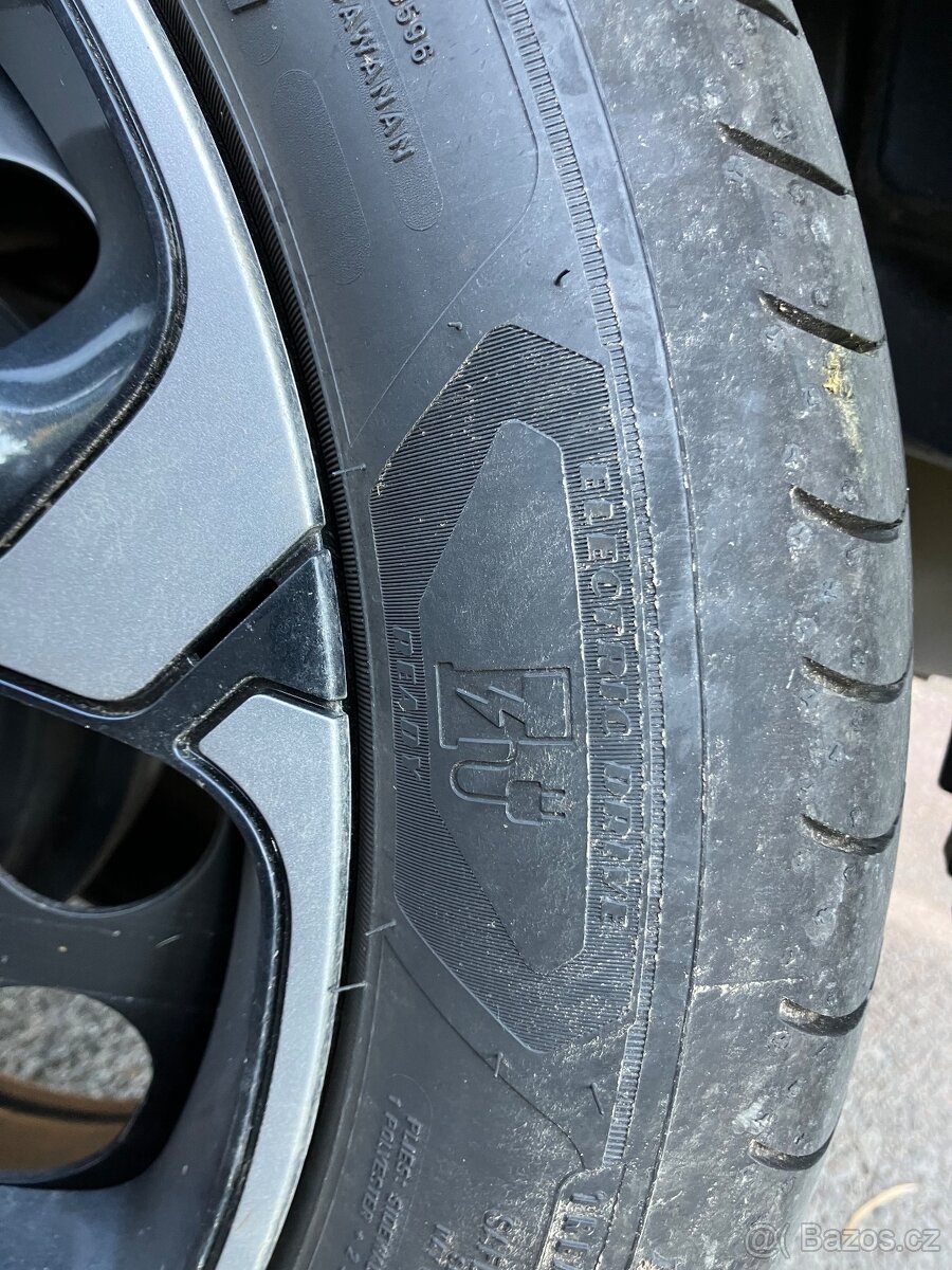Pneu 205/50 R17 - 6