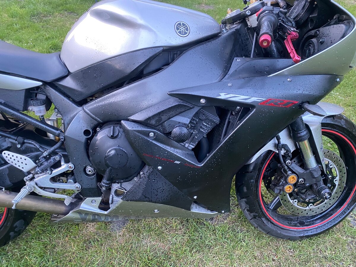 Yamaha R1 - 6