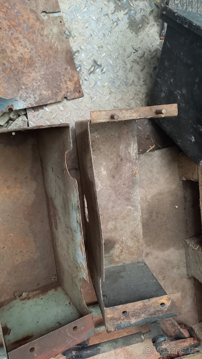 Zetor6711/6911-kastliky nářadí a baterky - 6