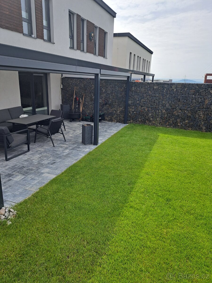 Parta šikovných kluků provádí stavební práce - 6