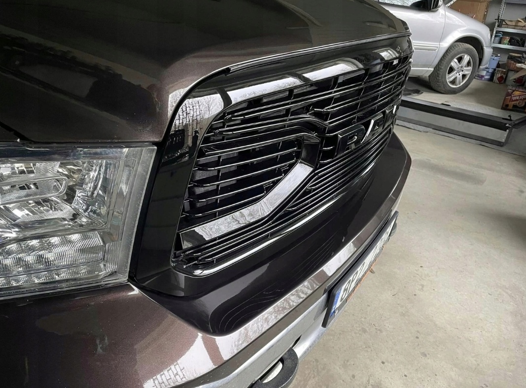 DODGE RAM 1500 2013-2018 ČERNÁ LESKLÁ MASKA + EMBLÉM NOVÁ - 6