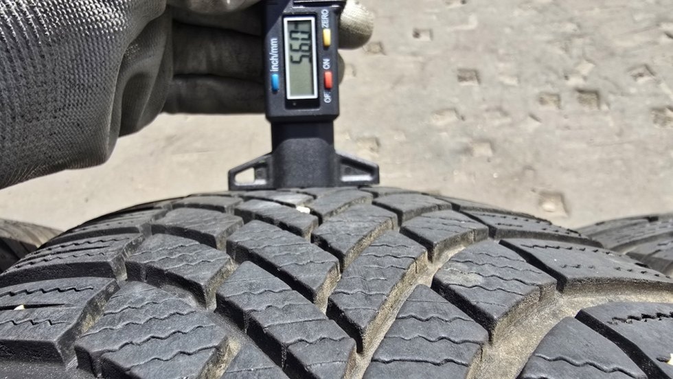 Zimní pneu 215/65/17 Bridgestone - 6
