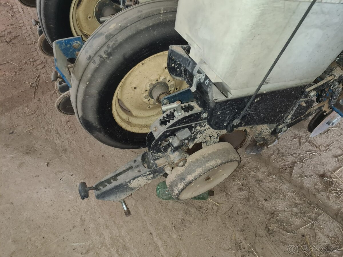 Secí stroj Kinze 3000 8 řádků - 6