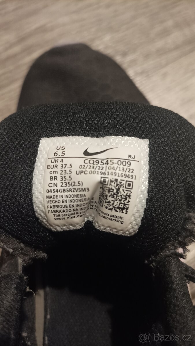 Pěkné tenisky Nike Legend Essential 37,5 - 6