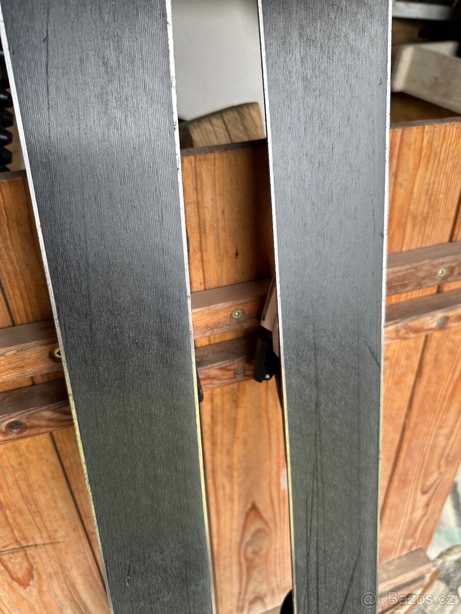 Sjezdové lyže červené v hezkém stavu - 6