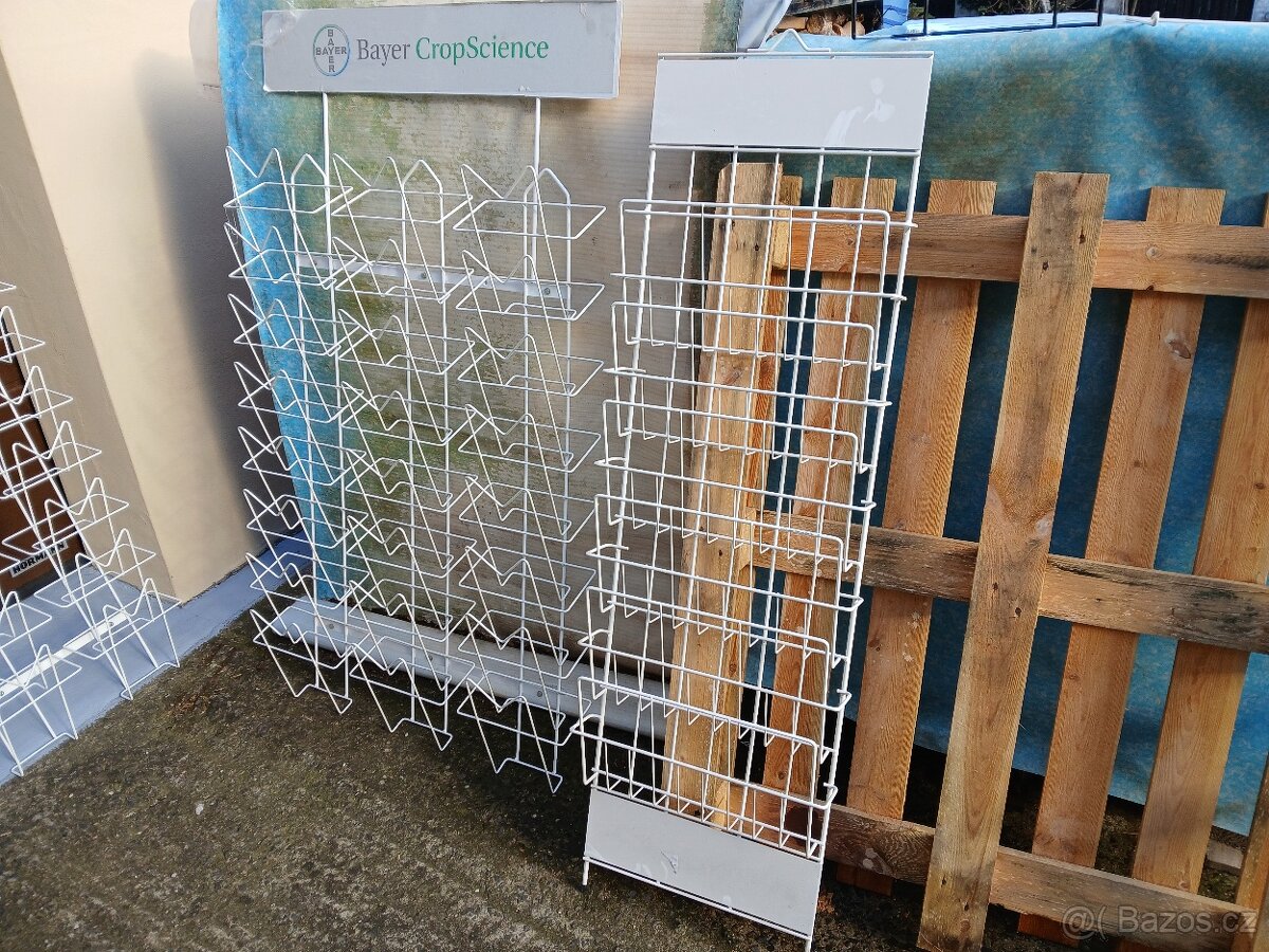 Kovový stojan na katalogy-noviny- nástěnný - 6