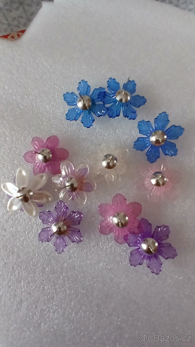 Plastové kytičky náušnice 2.5 cm - 6