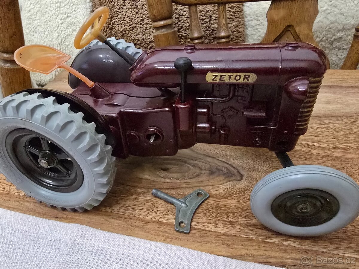 KRASNY BAKELIT TRAKTOR ZETOR 25 KLIČEK S KRABICÍ - 6