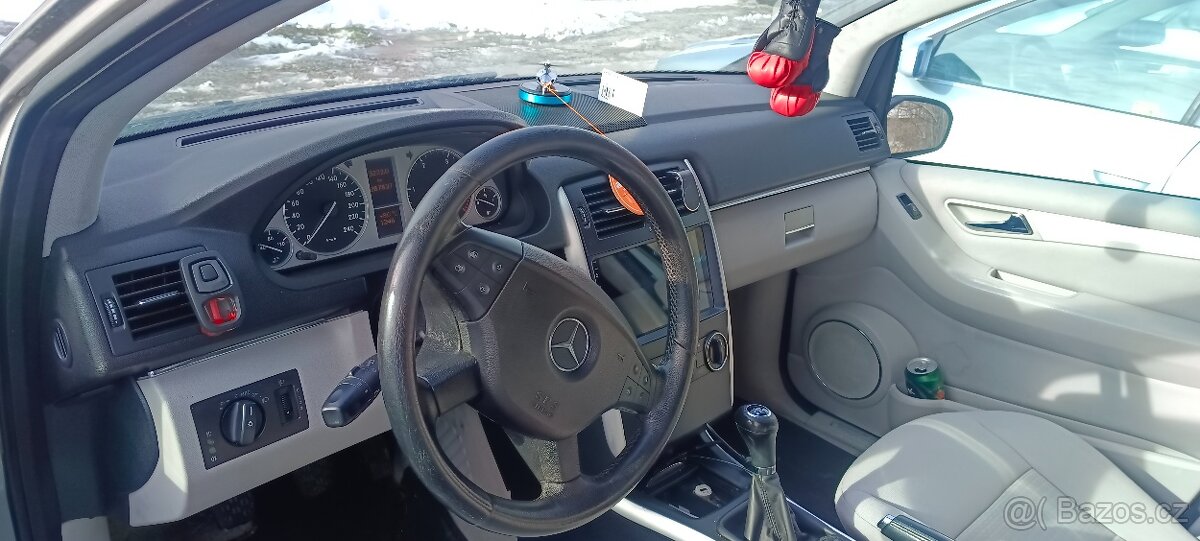 Mercedes Benz B180 - 6