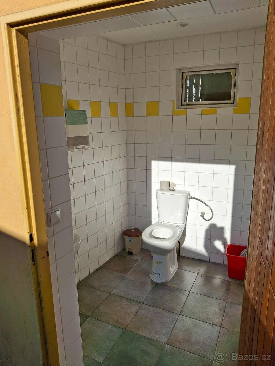 Pronajmu komerční objekt přímo na autobusovém nádraží v Hole - 6