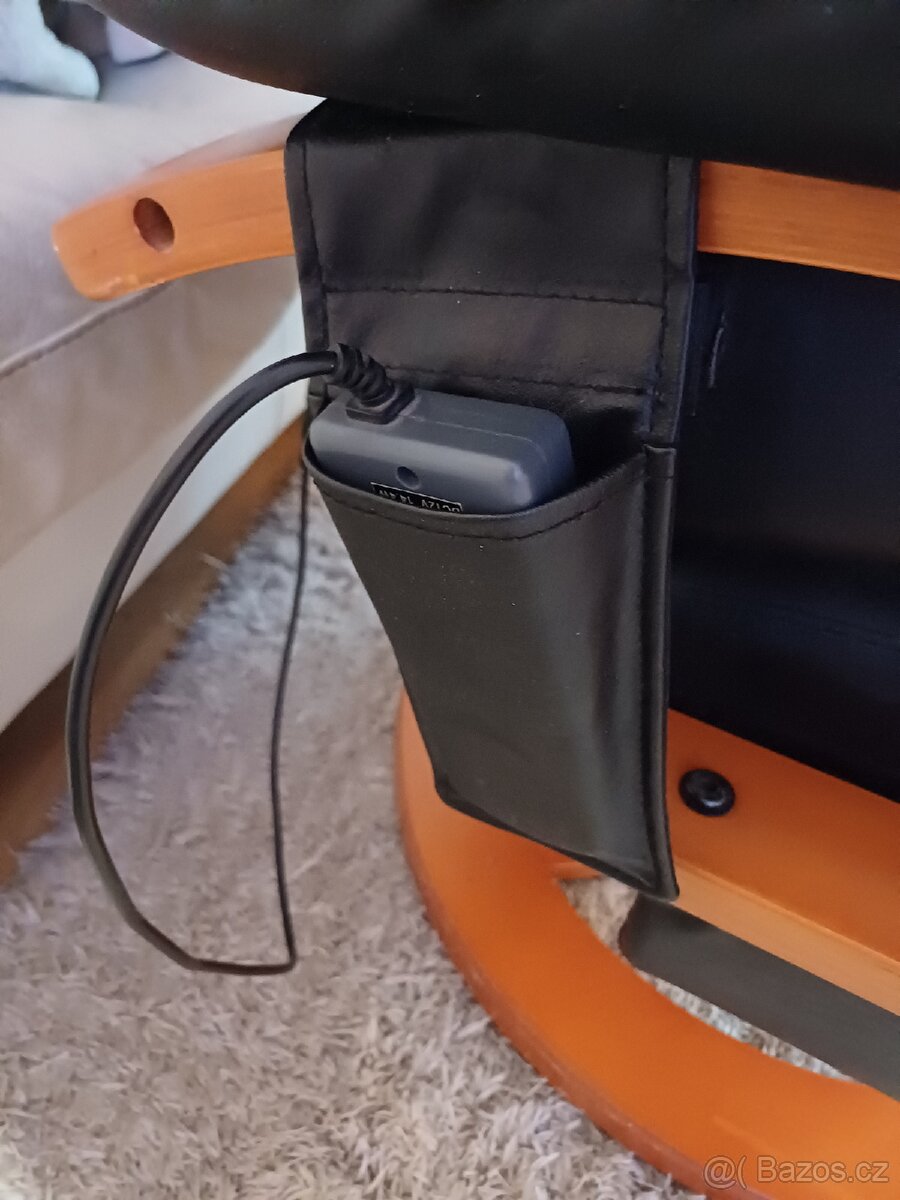 Masážní křeslo s podnožkou a dřevěnou konstrukcí - 6