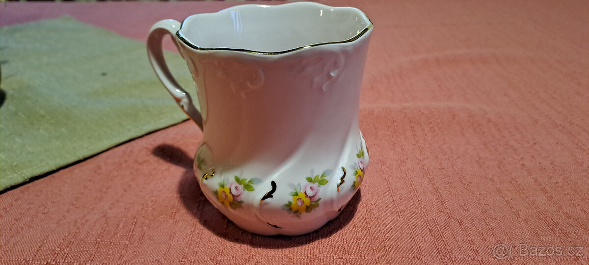 talíře a hrnečky a skleničky - 6