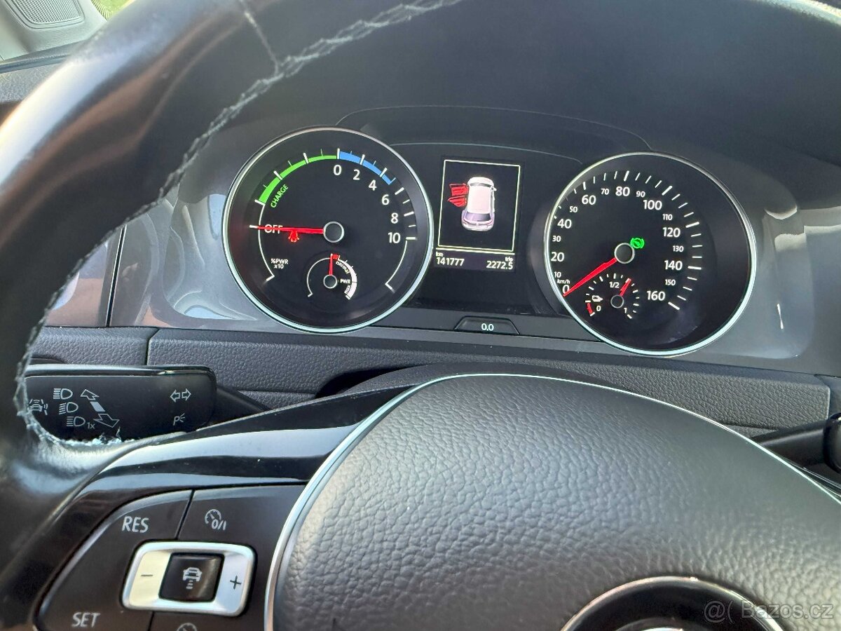 Nabízím zachovalý elektromobil VW E-Golf 85kW Tepelné čerpad - 6