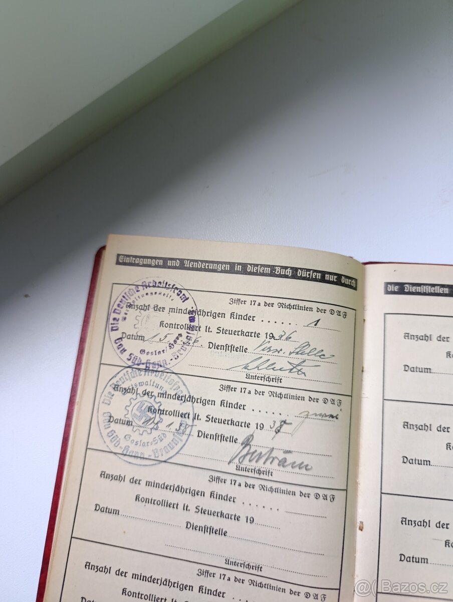 Staré německé doklady z války včetně razítek. - 6