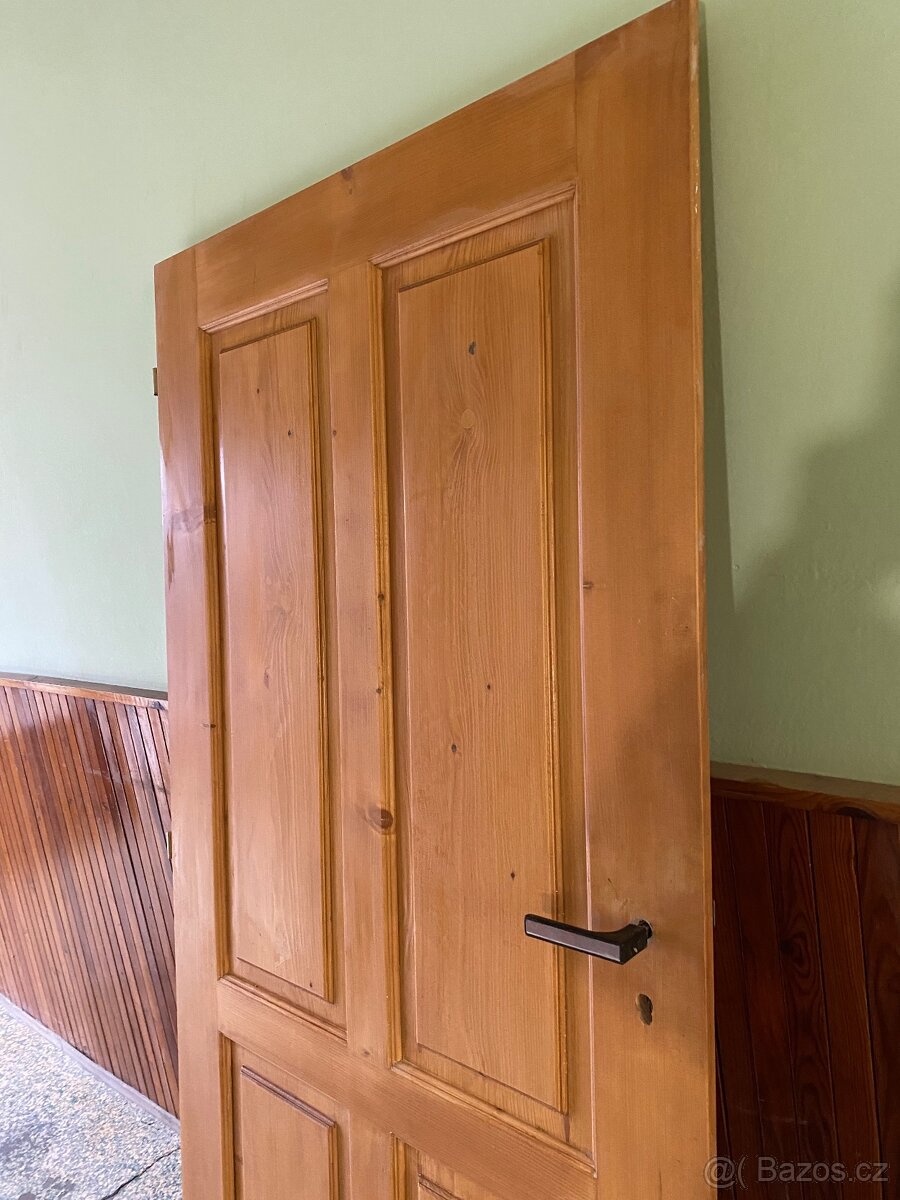 MASIVNÍ DŘEVĚNÉ DVEŘE - 6