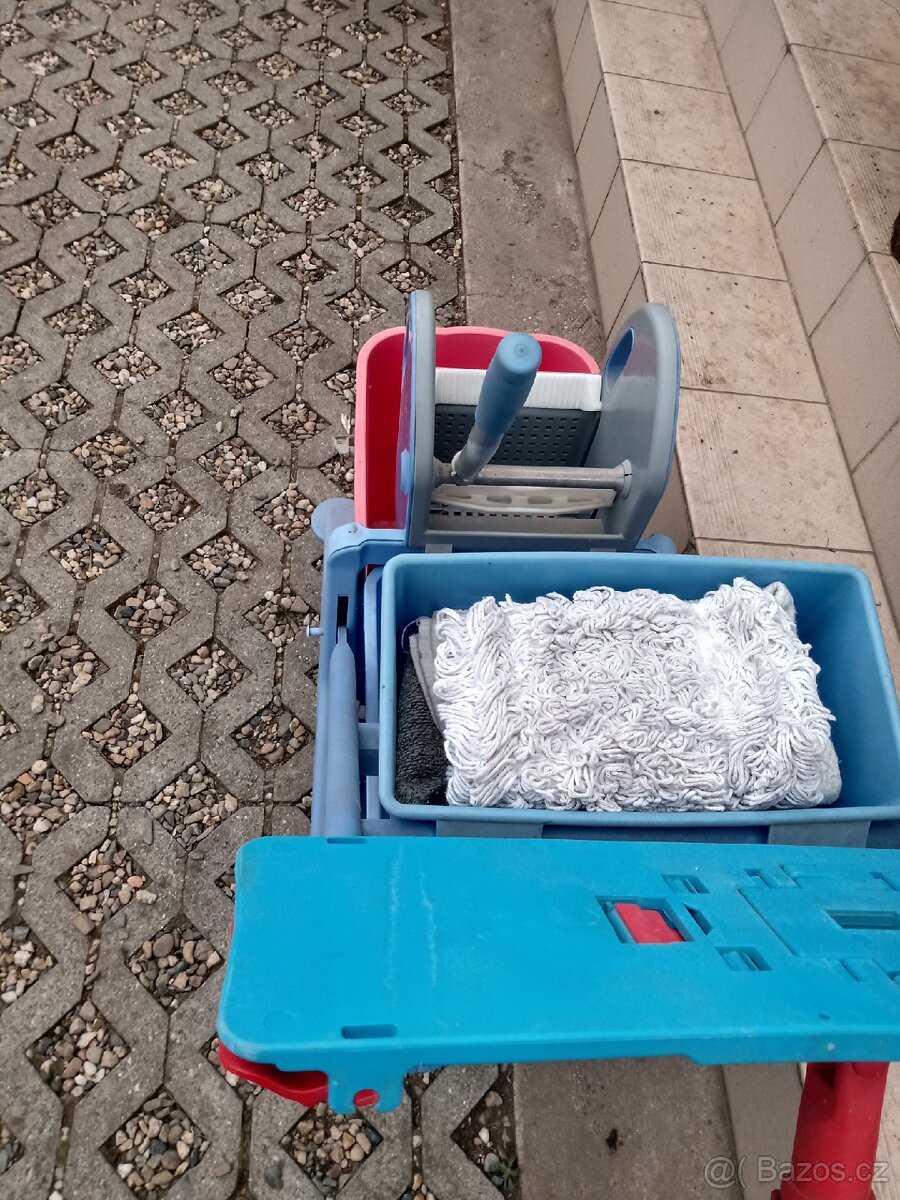 Čistič na okna + úklidový komplet - 6