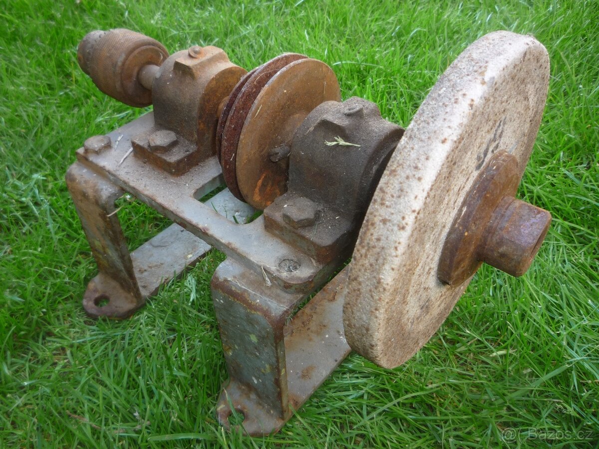 prodám starou součást transmise na plochý řemen. Průměr kola - 6