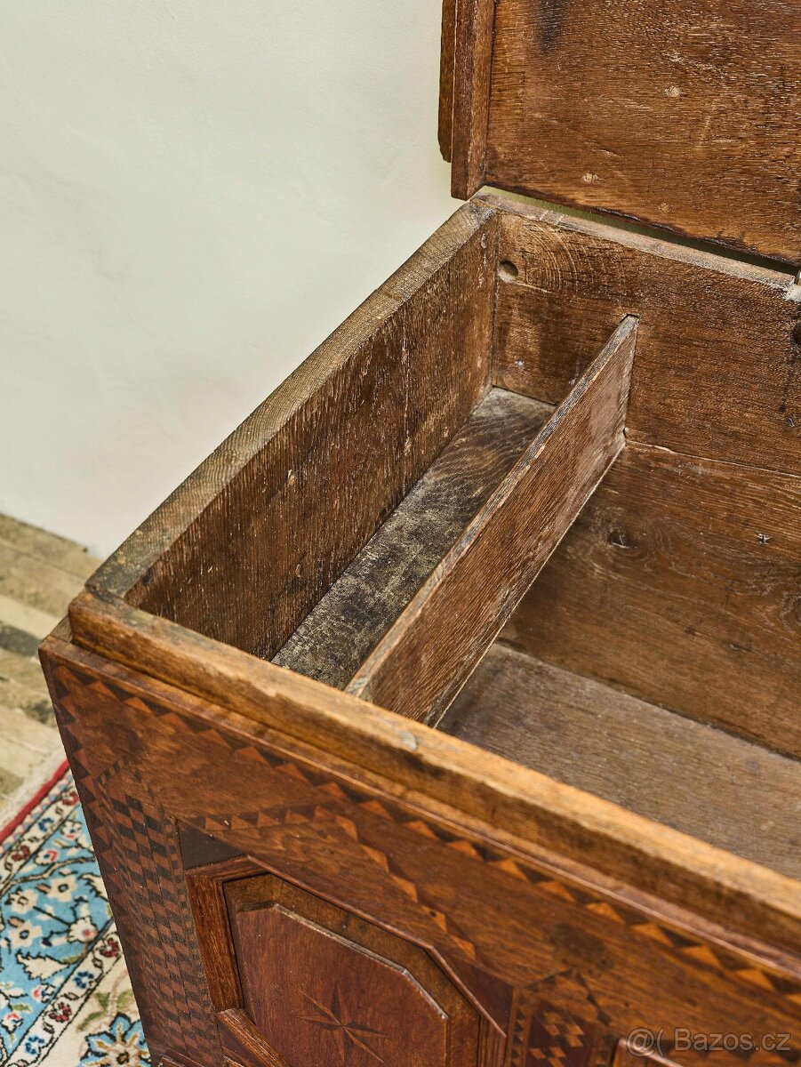 Intarzovaná dubová truhla z 18. století - 6