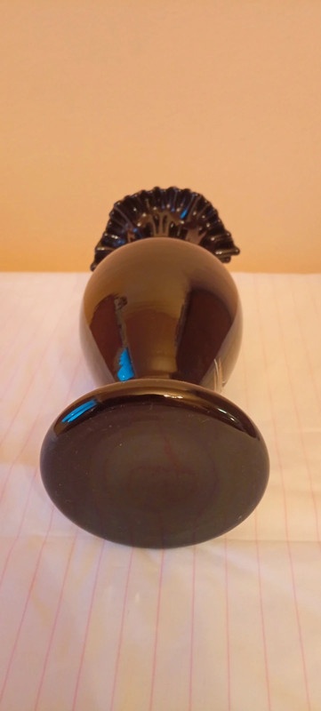 Černá váza s malovanými květy a vlněným okrajem - 6