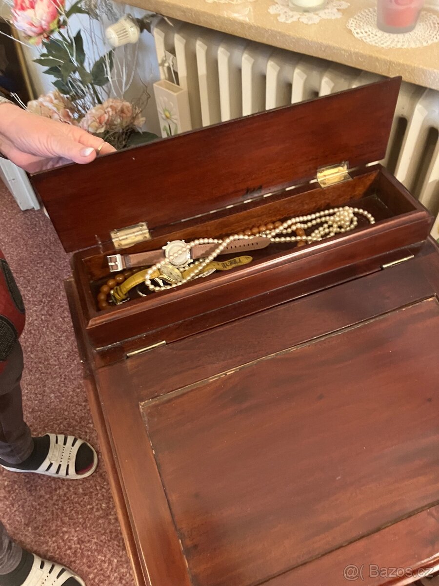 Exkluzívní malý psací stolek - 6