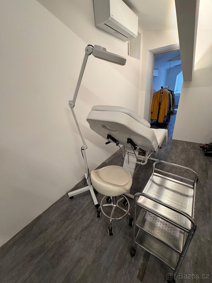 Kosmetické lehátko + židle, pojízdný stolek a lampa - 6