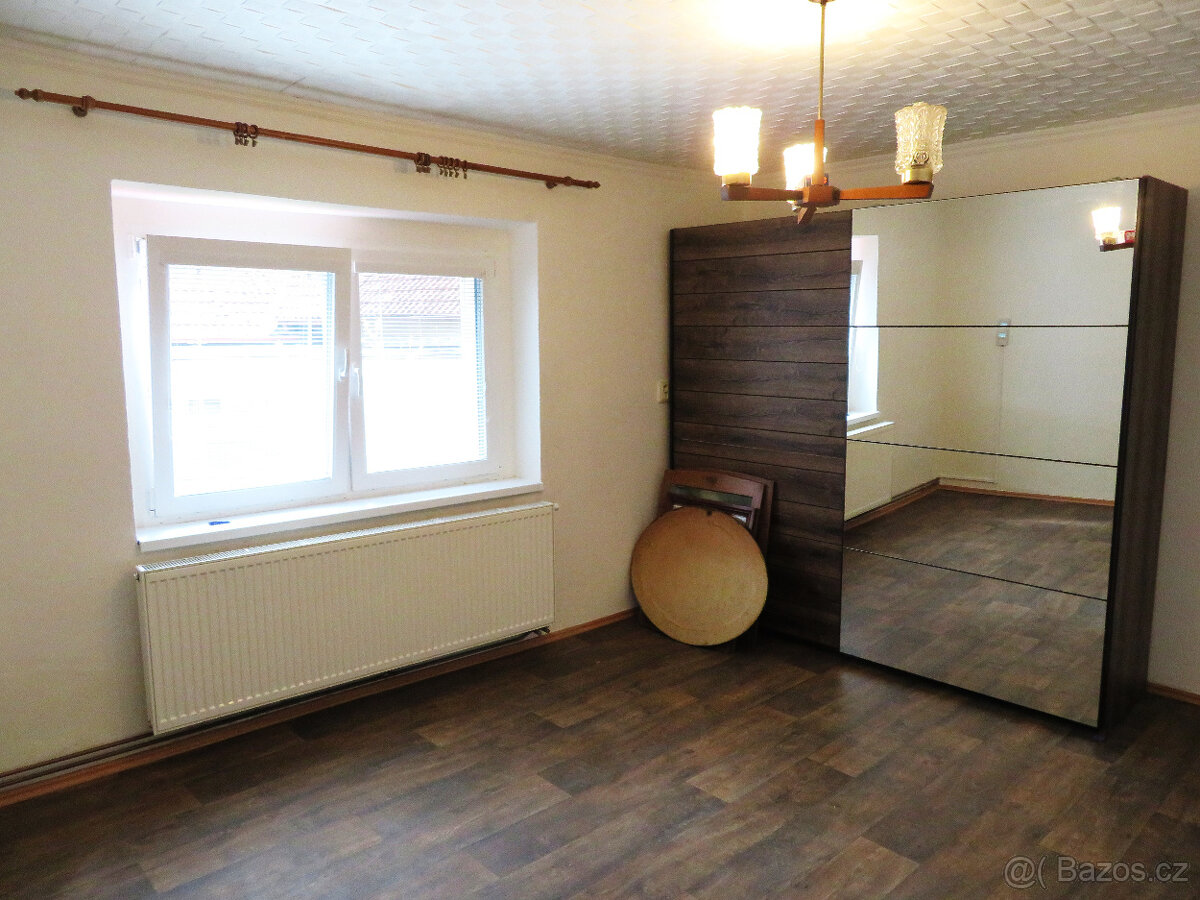 Prodej rodinný dům se sklepem, dvorkem, zahradou a stodolou - 6