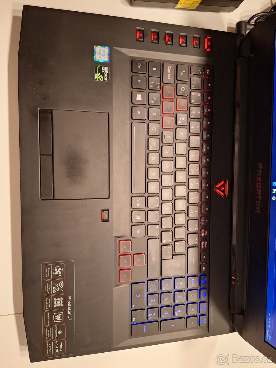 Starší herní notebook Acer Predator - 6