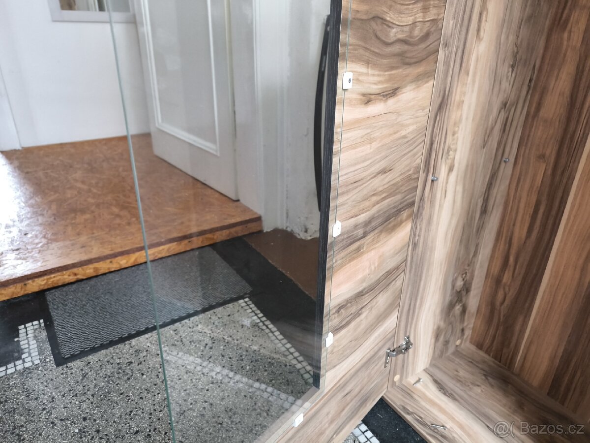 Skleněná vitrína s LED světly - 6