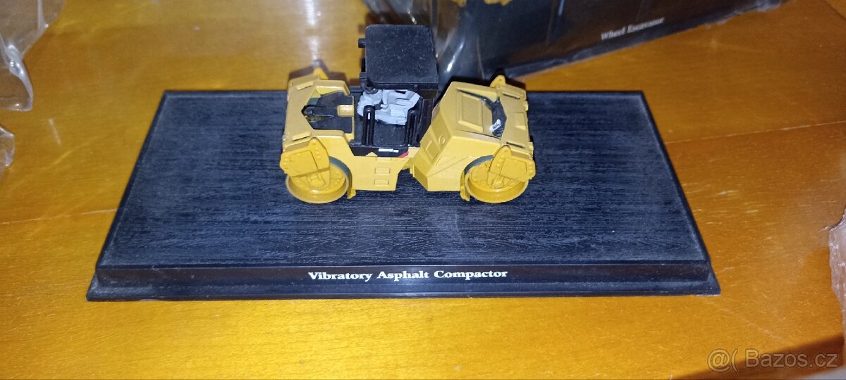 Modely vláčku a bagru - 6