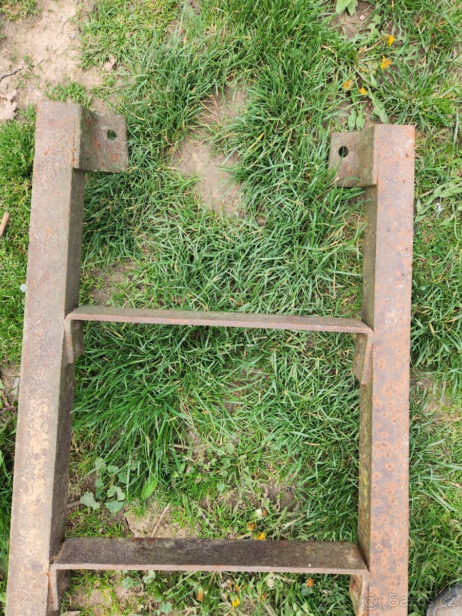 železný žebřík se skloněnými stupňi - 6