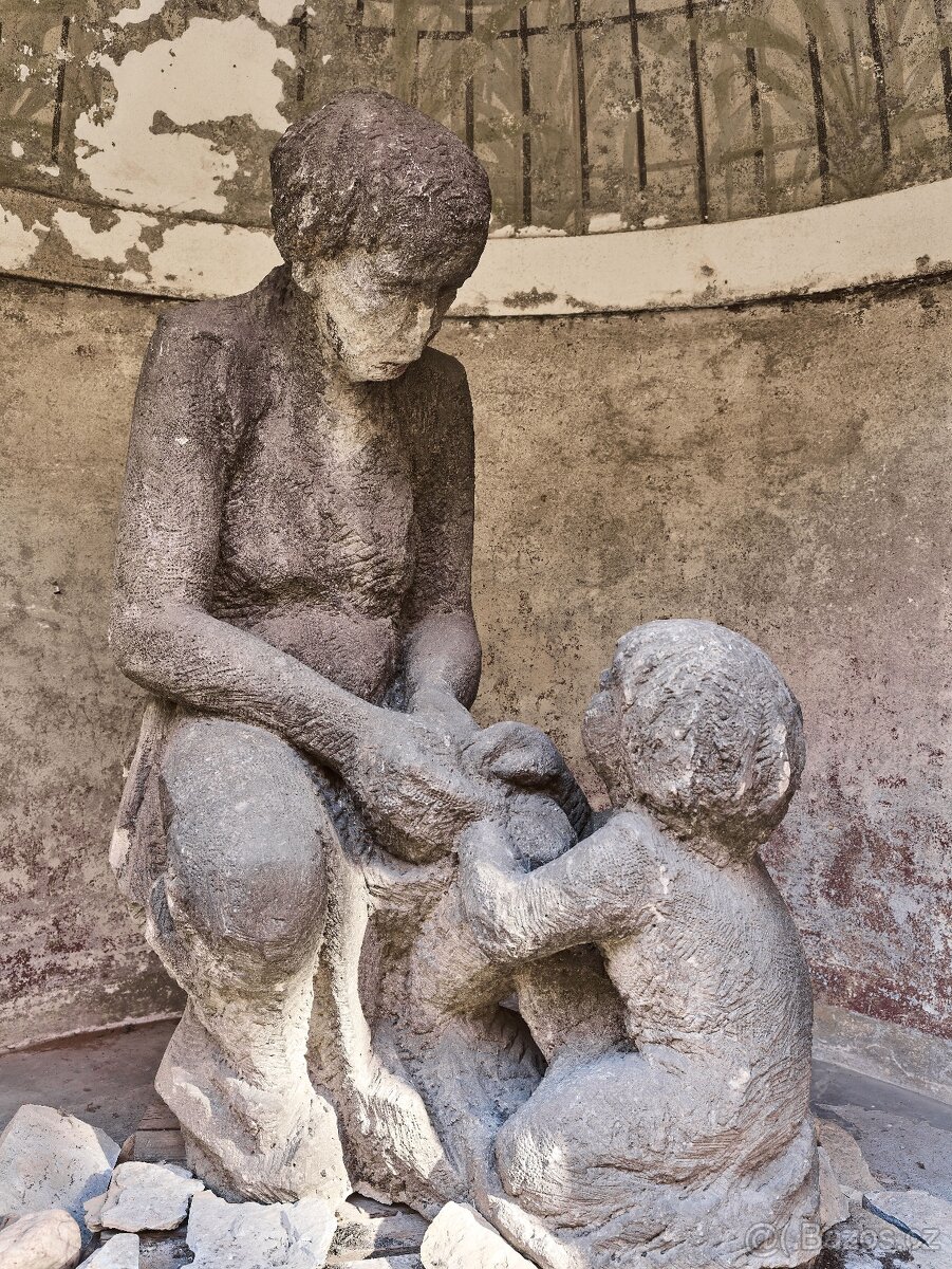 Obří pískovcové sousoší „Matka s dítětem” z období první rep - 6