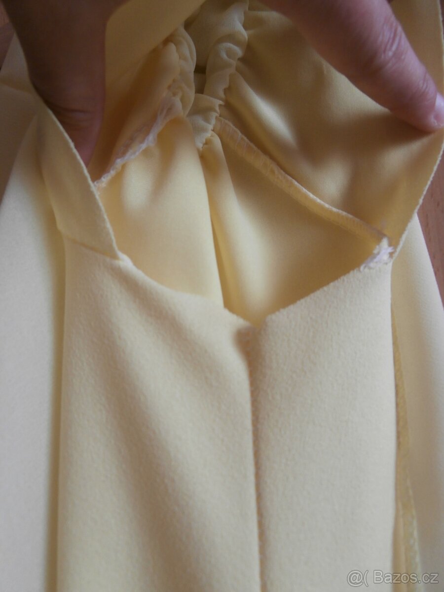 Černé úpletové šaty, lehké žluté šaty, bílá mikina - 6