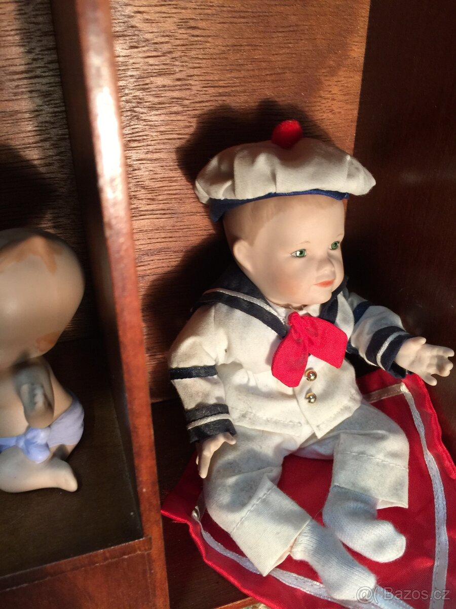 sběratelské panenky porcelánové značené a polička - 6