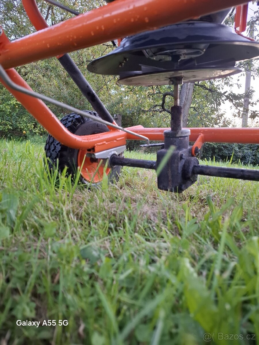 Tažené rozmetadlo soli, písku a hnojiv DAKR - 6