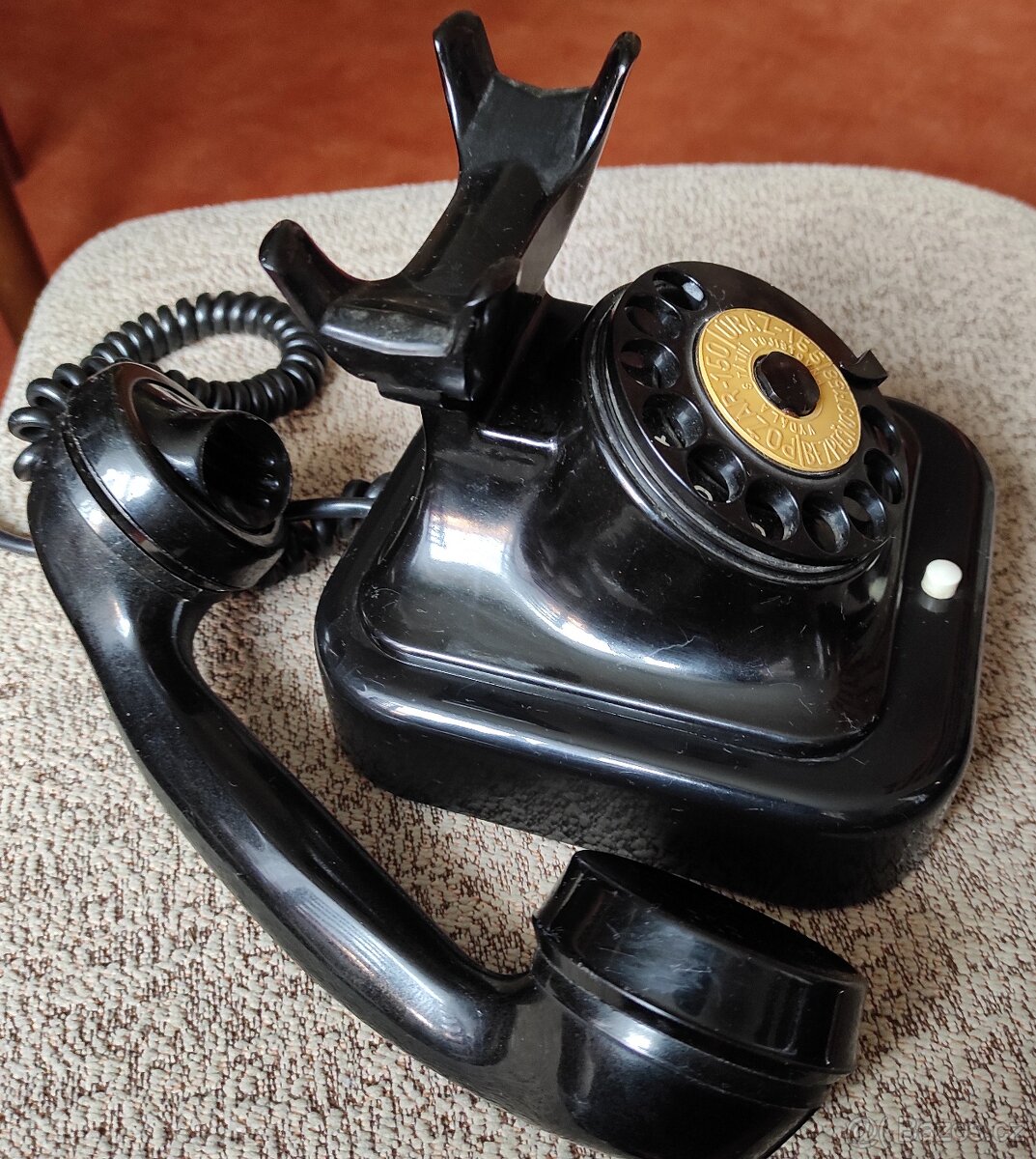 Starý vidlicový telefon s otočnou číselnicí - 6