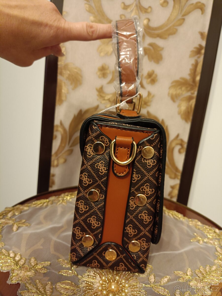 Kufříkova kabelka Guess s přívěskem. - 6