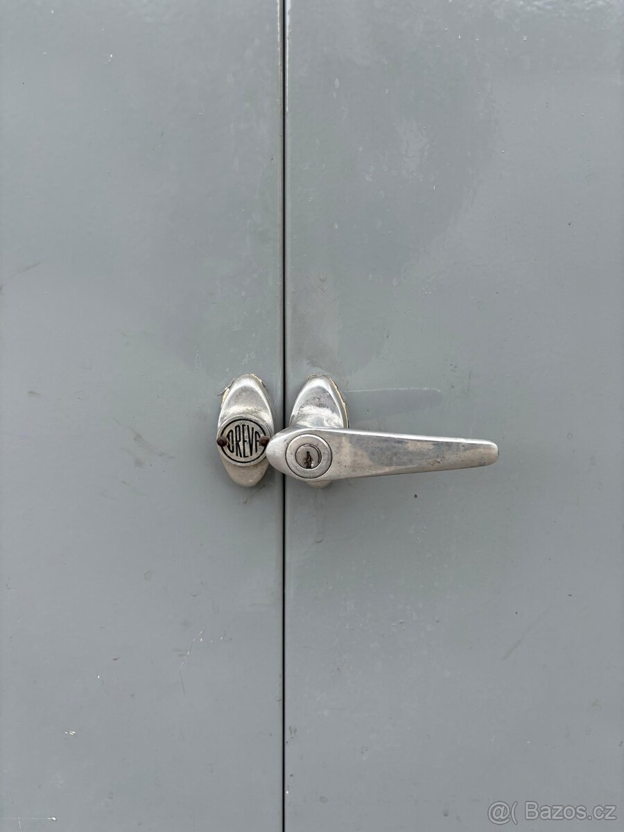 Stará plechová skříň - 6