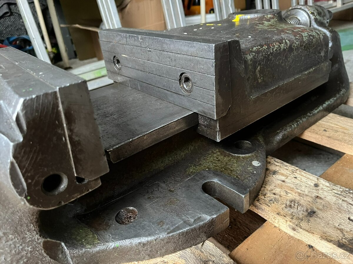 Strojní svěrák 250 - 6