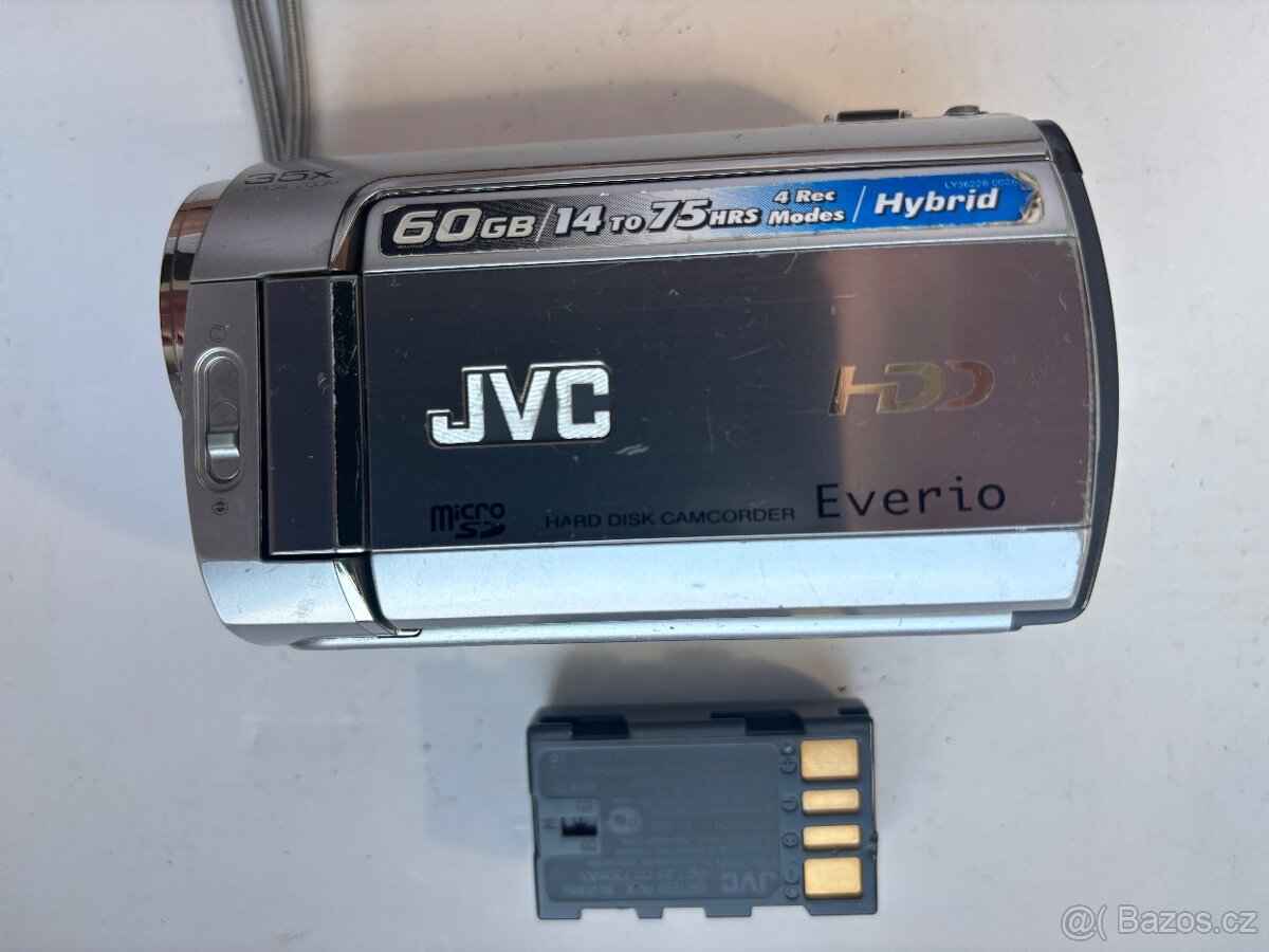 Videokamera JVC Everio s příslušenstvím - 6