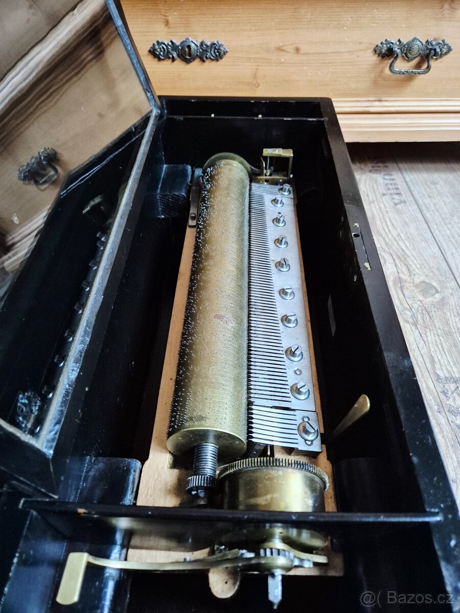 Krásný starožitný hrací stroj se zvonečky a bubínkem - 6