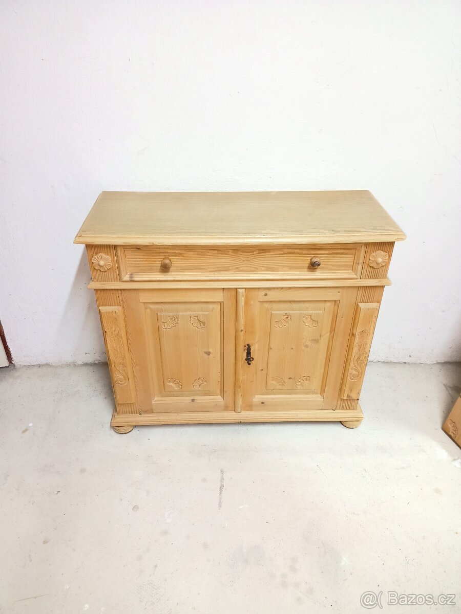 Prodám hezkou sestavu z masivu-komoda,věšák,zrcadlo. - 6