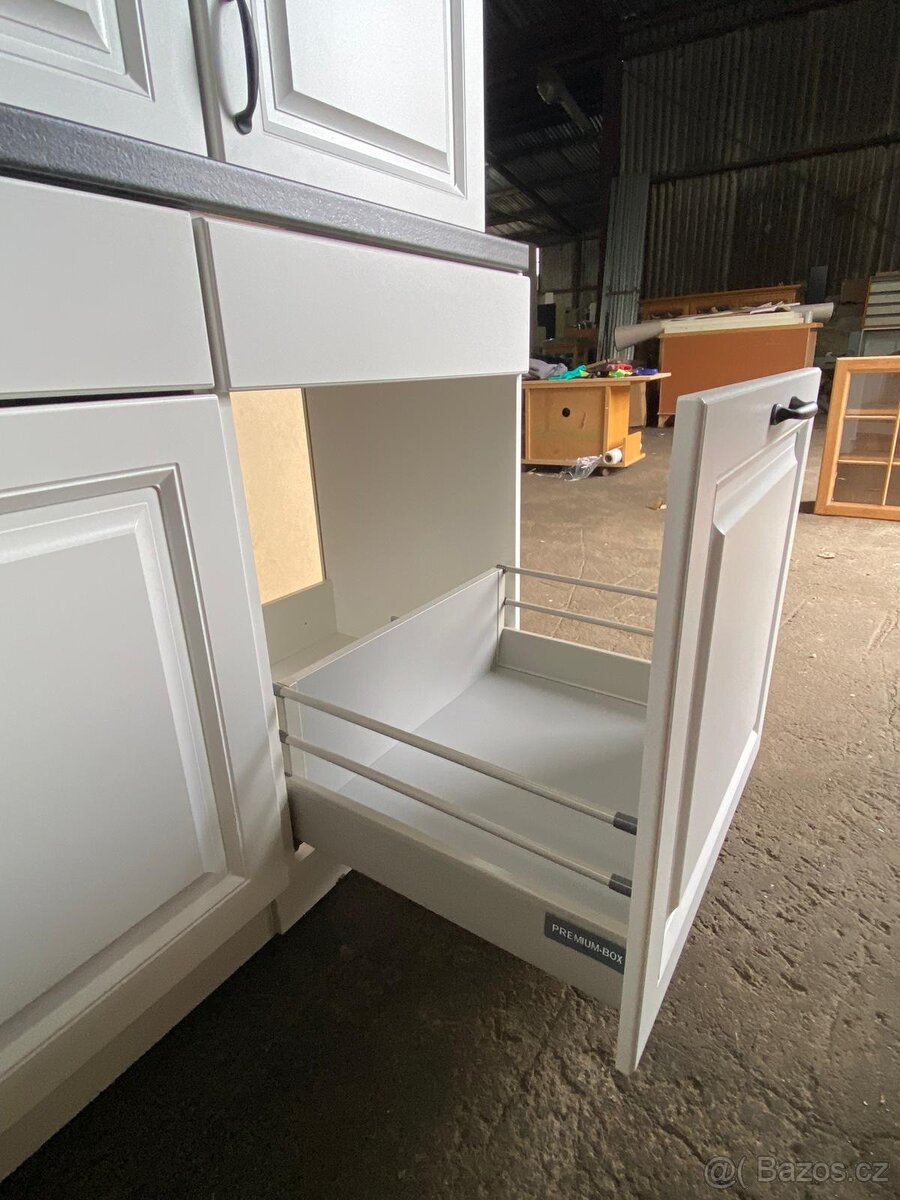 Moderní kuchyňská linka bez spotřebičů - 6