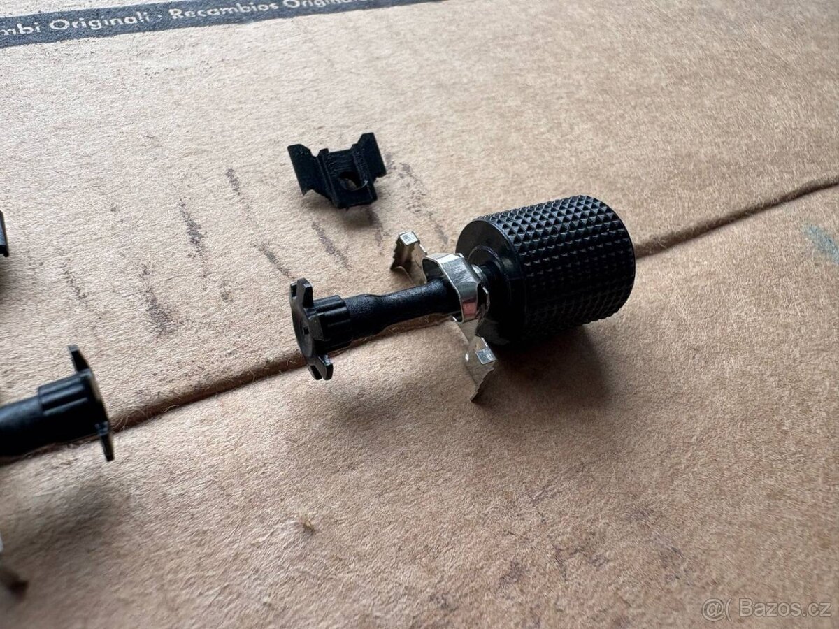 ROLOVACI KOLECKA NA MULTIFUNKCNI VOLANT - 6