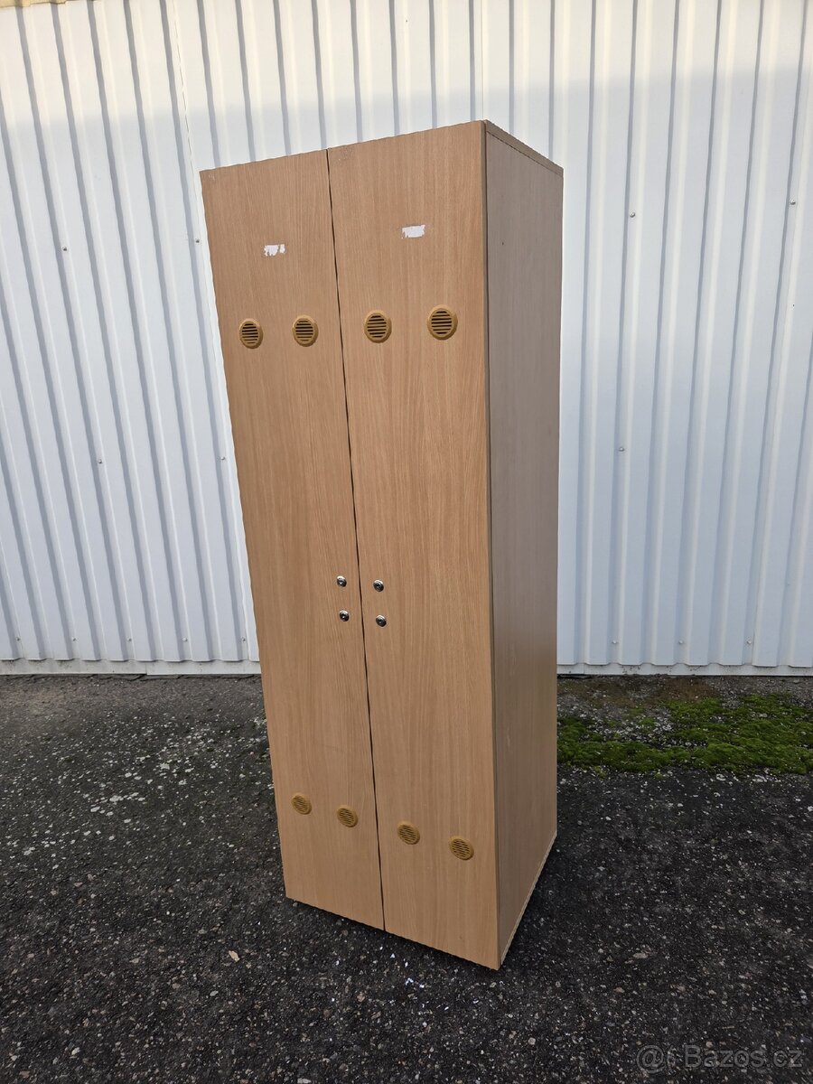 Dvojdilný dřevĕný šatník ,šatní skříň ,pracovní skříň - 6