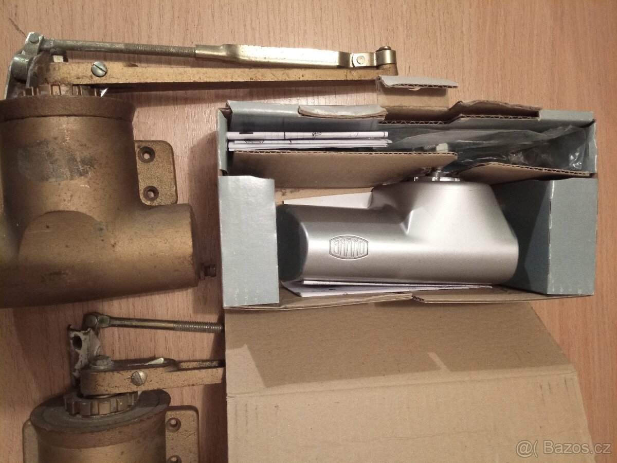 BRANO, ZAVÍRAČE DVEŘÍ, 3ks - 6