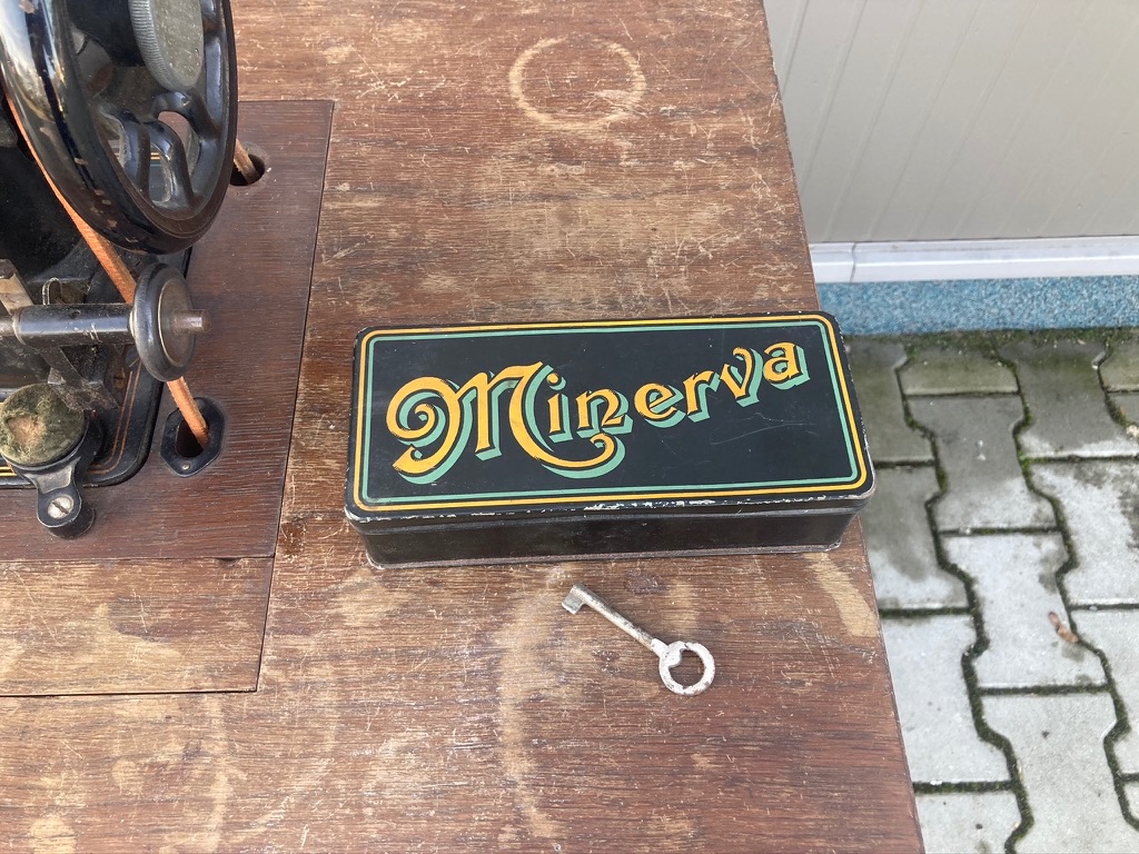 Starožitný šicí stroj Minerva - 6