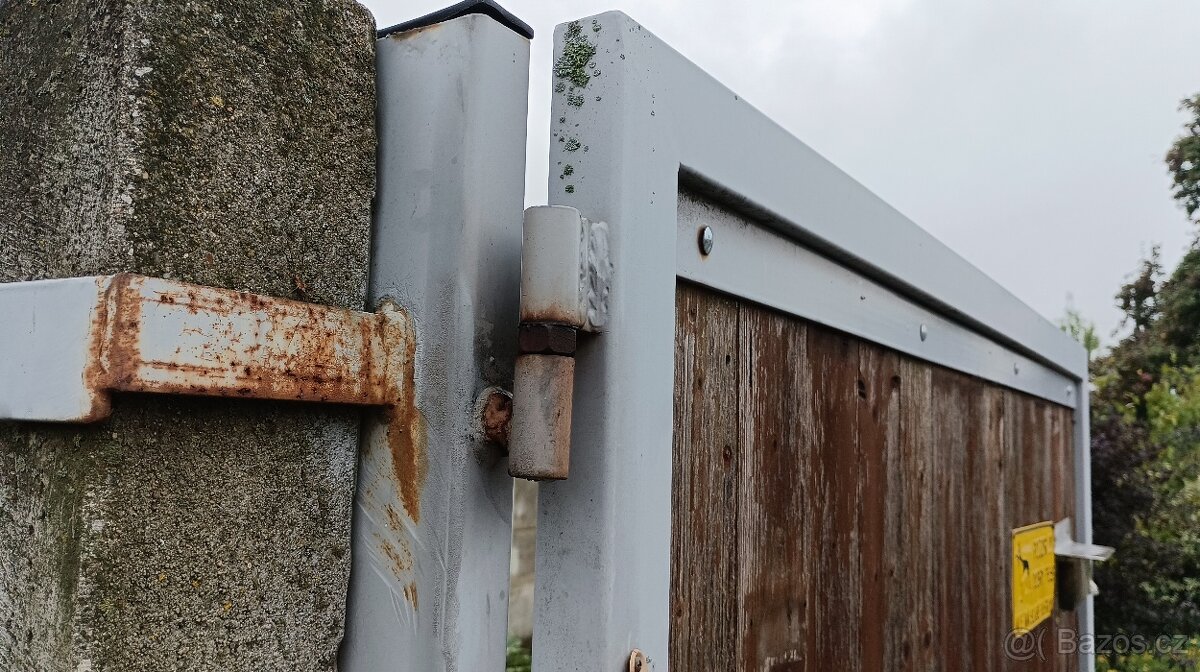 Kovová dvoukřídlá vrata, brána s dřevěnou výplní a pohonem - 6